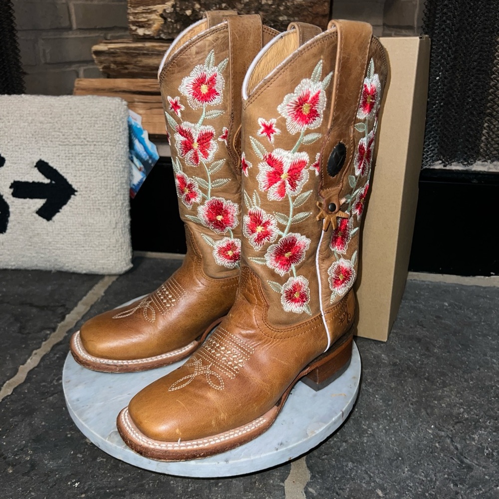 COWGIRL BOOTS